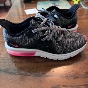 Nike air max sorel size 5y like new